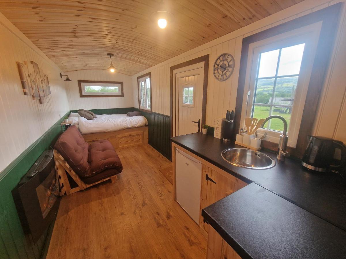 Cwtch Glamping Shepherds Huts Abergavenny Exterior foto