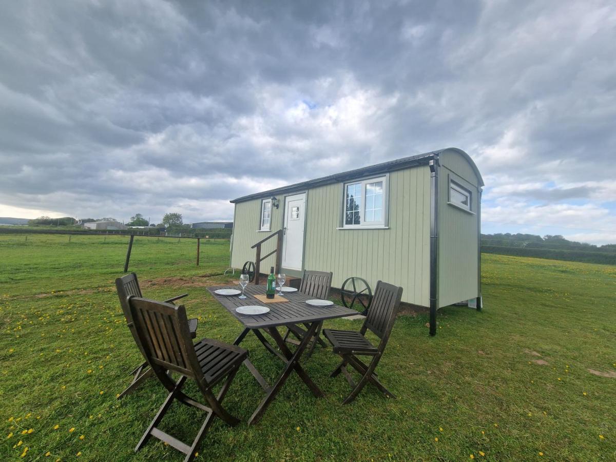 Cwtch Glamping Shepherds Huts Abergavenny Exterior foto
