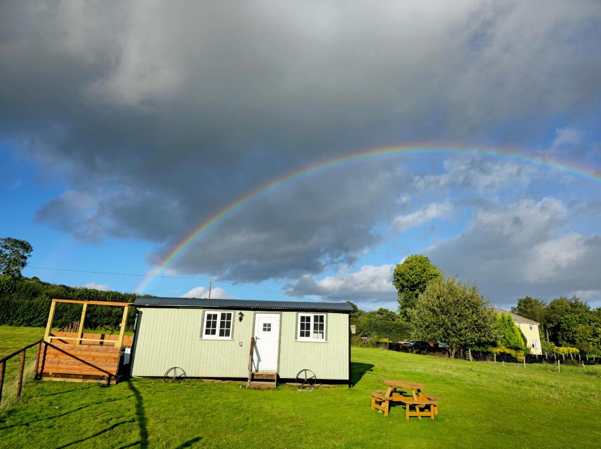 Cwtch Glamping Shepherds Huts Abergavenny Exterior foto